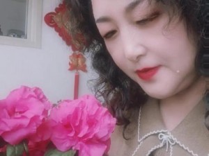 这款李丽欣白色吊带九分半采用了精致的剪裁工艺，凸显出女性的优雅气质